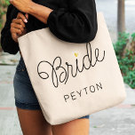 Bolso De Tela Bride Modern Script Gold Boda Nombre<br><div class="desc">Este moderno bolso de tetas con un minimalista diseño de caligrafía de escritura de moda casual leyendo Novia, así como su nombre personalizado, cuenta con líneas limpias para crear un aspecto elegante y sofisticado. El estilo sobrio, con detalles de corazón dorados y algo estampados, le da un toque de sofisticación...</div>