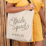 Bolso De Tela Bride Squad Boda de oro de escritura moderna nombr<br><div class="desc">Este moderno bolso de tetas con un minimalista diseño de caligrafía de escritura de moda casual que lee BRIDE SQUAD, así como el nombre personalizado de su dama de honor o dama de honor, cuenta con líneas depuradas para crear un aspecto elegante y sofisticado. El estilo sobrio, con detalles de...</div>