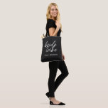Bolso De Tela Bride Tribe | Damas de Honor para Bodas de Destino<br><div class="desc">Bolso de mano con cita "Bride Tribe" simple, moderno y elegante con fuente de escritura en negro y blanco en un estilo trendy. Los nombres pueden ser personalizados con los nombres de tus damas de honor. Puedes usarlo para la novia, damas de honor, niñas de las flores o la madre...</div>