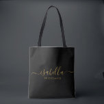 Bolso De Tela Bridesmaid | Bachelorette de escritura Minimalista<br><div class="desc">Esta bolsa de accesorios de la dama de honor presenta una tipografía de escritura dorada escrita a mano con toques en un fondo negro. Presentar a las damas de honor con una bolsa de tocador para los objetos pequeños que se presentan tradicionalmente en la cena de ensayo, para su uso...</div>