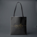Bolso De Tela Bridesmaid | Bachelorette de escritura Minimalista<br><div class="desc">Esta bolsa de accesorios de la dama de honor presenta una tipografía de escritura dorada escrita a mano con toques en un fondo negro. Presentar a las damas de honor con una bolsa de tocador para los objetos pequeños que se presentan tradicionalmente en la cena de ensayo, para su uso...</div>