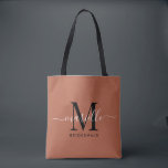 Bolso De Tela Bridesmaid Gift Gold Black Monogram Terracotta<br><div class="desc">Este bolso de tote de Bridesmaid presenta un monograma de tipografía manuscrita en blanco y negro con toques en un fondo de terracota. Presenta a tus damas de honor un tote para llevar objetos el día del boda,  y tradicionalmente se presentan en la cena de ensayo o antes.</div>