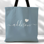 Bolso De Tela Bridesmaid Guión moderno Corazón azul turbulento<br><div class="desc">Este bolso de moda con tote cuenta con un hermoso fondo Dusty Blue adornado con un moderno tipo de letra de guión y un delicado diseño cardíaco. El suave, elegante color y sofisticada tipografía lo convierten en un accesorio ideal para las damas de honor o para quien ame los diseños...</div>
