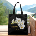 Bolso De Tela Bridesmaid Orchids Floral Personalizada<br><div class="desc">Las damas de honor y la fiesta de novias regalan bolsas de té. Diseño realista de orquídeas blancas a ambos lados de una bolsa de tocador negra de calidad. Personalice con su nombre y título (dama de honor, dama de honor, dama de honor junior, o chica de flores) en escritura...</div>