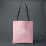 Bolso De Tela Bridesmaids personalizada de Rubor Pink<br><div class="desc">Regalos modernos Rubor Pink Personalized Bridesmaids que incluyen el nombre de la dama de honor personalizado en estilo moderno de caligrafía con título y fecha boda en estilo moderno sans serif. También perfecto para la empleada de honor,  la niña flor,  la madre de la novia y más.</div>