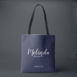 Bolso De Tela Bridesmaids personalizadas Blue de la Marina de Gu<br><div class="desc">Moderna escritura Marina Azul Bridesmaids Tote Bagdad con el nombre personalizado de la dama de honor en estilo moderno caligrafía estilo fuente con título y fecha boda en moderno estilo sans serif estilo fuente sobre fondo azul marino. Perfecto también para la empleada de honor, la chica flor, la madre de...</div>