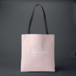 Bolso De Tela Bridesmaids personalizadas de escritura moderna<br><div class="desc">Modern Script Personalized Bridesmaids Tote Bag con el nombre personalizado de la dama de honor en blanco estilo de letra de escritura moderno con título y fecha boda en modernos sans serif estilo de fuente sobre fondo rosa rubor. También perfecto para la empleada de honor, la niña flor, la madre...</div>