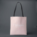 Bolso De Tela Bridesmaids personalizadas de escritura moderna<br><div class="desc">Modern Script Personalized Bridesmaids Tote Bag con el nombre personalizado de la dama de honor en blanco estilo de letra de escritura moderno con título y fecha boda en modernos sans serif estilo de fuente sobre fondo rosa rubor. También perfecto para la empleada de honor, la niña flor, la madre...</div>
