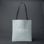 Bolso De Tela Bridesmaids personalizadas de escritura moderna<br><div class="desc">Modern Script Personalized Bridesmaids Tote Bag con el nombre de la dama de honor en blanco estilo de letra de escritura moderno con título y fecha boda en moderno estilo de letra sans serif en color verde sabio. También perfecto para la empleada de honor, la niña flor, la madre de...</div>