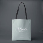 Bolso De Tela Bridesmaids personalizadas de escritura moderna<br><div class="desc">Modern Script Personalized Bridesmaids Tote Bag con el nombre de la dama de honor en blanco estilo de letra de escritura moderno con título y fecha boda en moderno estilo de letra sans serif en color verde sabio. También perfecto para la empleada de honor, la niña flor, la madre de...</div>