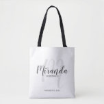 Bolso De Tela Bridesmaids personalizadas de escritura moderna<br><div class="desc">Añada un toque personal a su boda con un bolso de regalo para damas de honor personalizado. Este bolso de tote presenta el nombre de la dama de honor personalizado en el estilo de letra de escritura gris moderno y monograma en el estilo de letra de escritura gris claro moderno...</div>