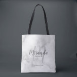 Bolso De Tela Bridesmaids personalizadas de escritura moderna<br><div class="desc">Añada un toque personal a su boda con un bolso de regalo para damas de honor personalizado. Este bolso de tote presenta el nombre de la dama de honor personalizado en el estilo de letra de escritura gris moderno y monograma en el estilo de letra de escritura gris claro moderno...</div>