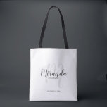 Bolso De Tela Bridesmaids personalizadas de escritura moderna<br><div class="desc">Añada un toque personal a su boda con un bolso de regalo para damas de honor personalizado. Este bolso de tote presenta el nombre de la dama de honor personalizado en estilo de letra de escritura moderno gris y monograma en estilo de fuente de escritura moderno gris claro como fondo...</div>