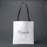 Bolso De Tela Bridesmaids personalizadas de escritura moderna<br><div class="desc">Añada un toque personal a su boda con un bolso de regalo para damas de honor personalizado. Este bolso de tote presenta el nombre de la dama de honor personalizado en estilo de letra de escritura moderno gris y monograma en estilo de fuente de escritura moderno gris claro como fondo...</div>
