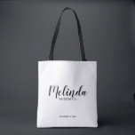 Bolso De Tela Bridesmaids personalizadas de escritura moderna<br><div class="desc">Modern Script Personalized Bridesmaids Tote Bag con el nombre de la dama de honor personalizado en estilo de letra de escritura moderno negro con título y fecha boda en moderno estilo de letra sans serif en fondo blanco. También perfecto para la empleada de honor, la niña flor, la madre de...</div>