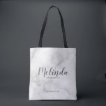 Bolso De Tela Bridesmaids personalizadas de escritura moderna<br><div class="desc">Modern Script Personalized Bridesmaids Tote Bag con el nombre personalizado de la dama de honor en estilo de letra de escritura moderno gris con título y fecha boda en modernos sans serif estilo de fuente sobre fondo de mármol blanco. También perfecto para la empleada de honor, la niña flor, la...</div>
