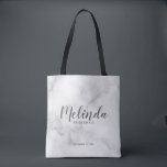 Bolso De Tela Bridesmaids personalizadas de escritura moderna<br><div class="desc">Modern Script Personalized Bridesmaids Tote Bag con el nombre personalizado de la dama de honor en estilo de letra de escritura moderno gris con título y fecha boda en modernos sans serif estilo de fuente sobre fondo de mármol blanco. También perfecto para la empleada de honor, la niña flor, la...</div>