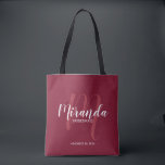 Bolso De Tela Bridesmaids personalizadas de escritura roja de Bo<br><div class="desc">Añada un toque personal a su boda con un bolso de regalo para damas de honor personalizado. Este bolso de tote presenta el nombre personalizado de la dama de honor en el estilo de letra blanco moderno y en el estilo del tipo de letra del guión moderno rojo claro como...</div>
