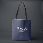 Bolso De Tela Bridesmaids personalizadas de la Marina Azul con e<br><div class="desc">Modern Script Navy Blue Personalized Bridesmaids Tote Bag con el nombre personalizado de la dama de honor en estilo moderno de caligrafía con título y fecha boda en modernos sans serif estilo tipo de letra sobre fondo azul marino. También perfecto para la empleada de honor, la niña flor, la madre...</div>