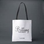 Bolso De Tela Bridesmaids personalizadas modernas en blanco y ne<br><div class="desc">Regalos modernos de Bridesmaids personalizados en blanco y negro con el nombre personalizado de la dama de honor en estilo moderno de caligrafía con título y fecha boda en estilo moderno de letra sans serif. También perfecto para la empleada de honor, la niña flor, la madre de la novia y...</div>