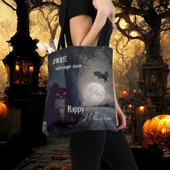 Bolso De Tela Bruja mágica embrujada Gato negro Halloween (Haunted Halloween tote bag featuring a night landscape with black cat, a spider and bat at full moon)