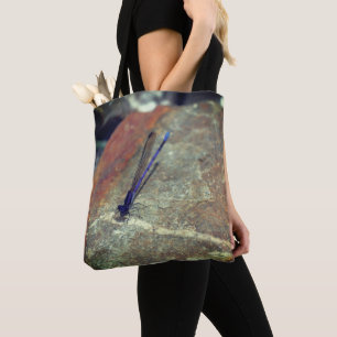 Bolso De Tela Caballito del diablo púrpura posando sobre una roc