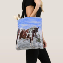 Caballo de pintura tobiano bayo y blanco en la nie