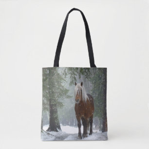 Bolso De Tela Caballo marrón en un bosque de invierno con nieve