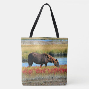 Bolso De Tela Caballo Marrón Pastando junto a Pradera Acuática