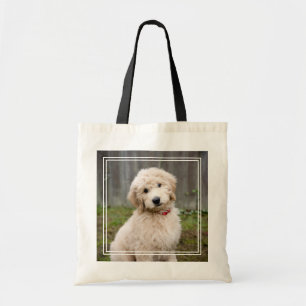 Bolso De Tela Cachorro de goldendodo se sienta en la hierba