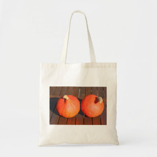 Bolso De Tela Calabazas sobre una mesa de madera