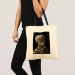 Bolso De Tela Calavera con arte Vicente van Gogh<br><div class="desc">Vicente van Gogh (Holandés, 1853 - 1890) Calavera de un esqueleto con cigarrillo en llamas, 1885-86, Aceite sobre lienzo sin marco: 32 cm × 24, 5 cm (13 in × 9, 6 pulgadas) Trabajo inicial de Vincent van Gogh. Este pequeño cuadro forma parte de la colección permanente del Museo Van...</div>