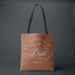 Bolso De Tela Caligrafía moderna Terracotta Madre de la novia<br><div class="desc">Una madre atemporal y elegante de la bolsa de té de regalo de la novia con un guión de caligrafía refinado sobre un fondo clásico,  perfecto para una celebración formal y sofisticada de los bodas. Para personalización o productos adicionales con este diseño,  por favor no dude en contactarme.</div>