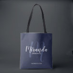 Bolso De Tela Camas de Bridas Personalizadas con Estilo Moderno<br><div class="desc">Añada un toque personal a su boda con un bolso de regalo para damas de honor personalizado. Este bolso de tote presenta el nombre personalizado de la dama de honor en el estilo de letra blanco moderno y en el estilo de letra monocasco en azul marino claro estilo de escritura...</div>
