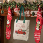 Bolso De Tela Camión rojo de época| Monograma de Navidades famil<br><div class="desc">Celebre la temporada con este tote de navidades familiares que incluye un camión rojo vintage y un árbol de Navidad. Personalice con su apellido para que sea su propia bolsa de Navidades única. Perfecto para reuniones familiares de navidades, fiestas de vacaciones y más. Divertido, festivo con un ambiente vintage -...</div>
