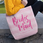 Bolso De Tela Camisas rosadas Preppy Cepillo Guión Bridesmaid<br><div class="desc">Bolso de tocador personalizado de la dama de honor que incluye la palabra "dama de honor" en un guión de moda contra un fondo de rayas rosadas precoz que es perfecto para que la dama de honor lleve sus objetos. Consulte la bolsa de maquillaje correspondiente aquí https://www.zazzle.com/preppy_pink_stripes_brush_script_bridesmaid_makeup_bag-223977580678893594?rf=238364477188679314 Personalízala reemplazando el...</div>