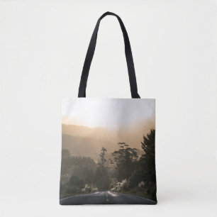 BOLSO DE TELA CARRETERA CONCRETA RODEADA DE ÁRBOLES