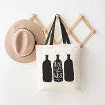 Bolso De Tela Casa es donde está el vino<br><div class="desc">¡En casa está el vino! El tote divertido incluye la frase escrita a mano dentro de un ilustracion de botellas de vino negro. Accesorios de coordenadas disponibles en nuestra tienda!</div>