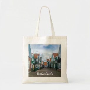 Bolso De Tela Casas tradicionales de madera en el pueblo de Mark