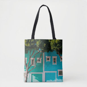 Bolso De Tela Casas verdes y azules junto a árboles en la acera