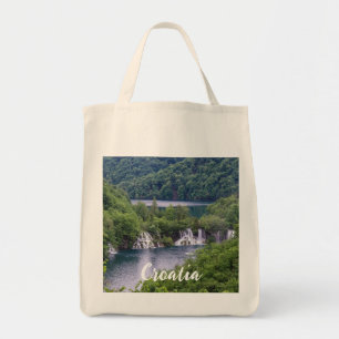 Bolso De Tela Cascada de cascada con bosque verde en Croacia