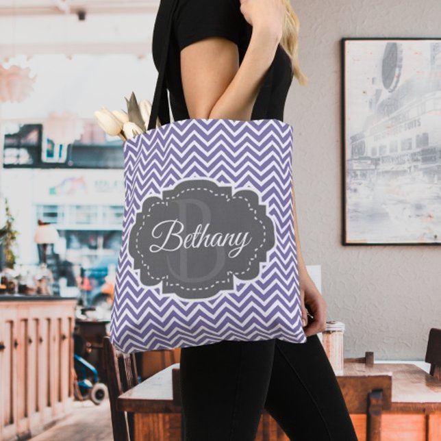 Bolso De Tela Chevron morado personalizado (Purple Chevron Personalized Tote Bag)