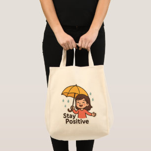 Bolso De Tela Chica bajo la lluvia, pero con una sonrisa.