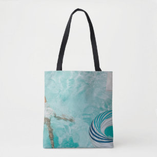 Bolso De Tela Chica con bañador y bañador en la piscina