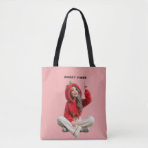 Chica de sudadera con capucha de fresa linda vibra