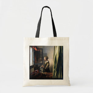 Bolso De Tela Chica leyendo una carta en una ventana abierta, ve