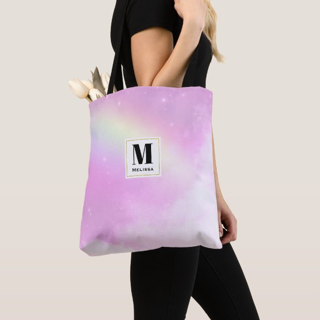 Bolso De Tela Cielo rosa pastel con monograma de arco iris amari (Detalle)
