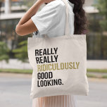 Bolso De Tela Cita de apariencia ridículo<br><div class="desc">Hay más en la vida que ser muy, muy ridículamente bueno. Pero eso no significa que no puedas alardear un poco. El diseño presenta la cita en la tipografía moderna de bloques con acentos purpurinas falsos de oro (por favor, tenga en cuenta que el purpurina es una imagen digital, no...</div>