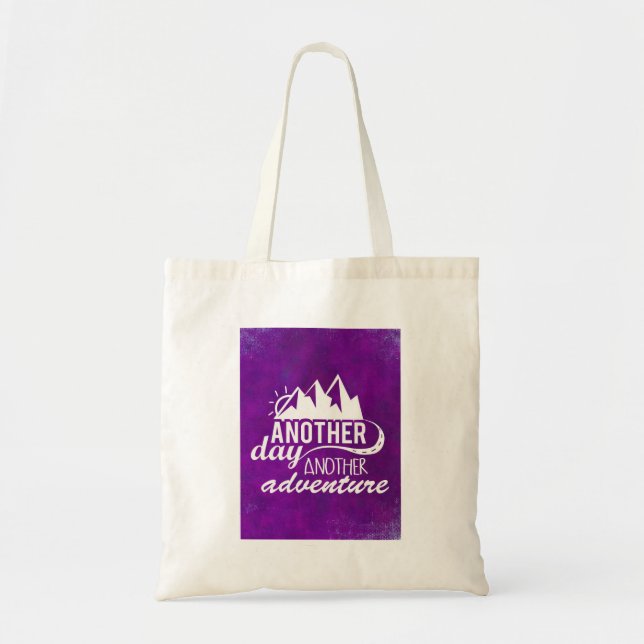 Bolso De Tela Cita de aventuras - Montañas sobre fondo morado (Frente)