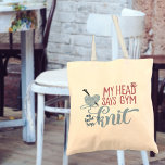 Bolso De Tela Cita de punto de mi cabeza dice Gym My Heart<br><div class="desc">Cita divertida de tejido en la tipografía moderna. La frase de punto dice: "Mi cabeza dice gimnasia, mi corazón dice punto" y, está escrita en rosa, azul gris y azul denim. El diseño presenta una bola en forma de corazón de hilados con agujas de punto. La tipografía está decorada con...</div>